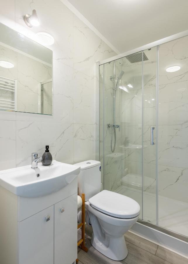 Apartment Batorego 220: Near Metro And National Library